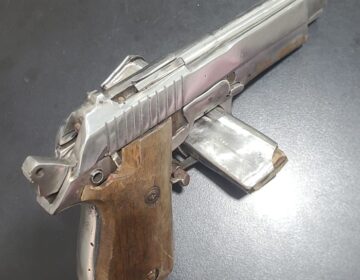 Aluno briga com colega, volta à escola com pistola e é apreendido pela PM