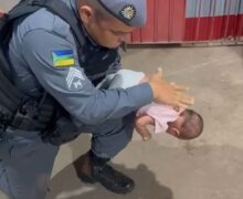 Choro de alívio: PMs salvam bebê inconsciente de engasgamento