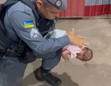 Choro de alívio: PMs salvam bebê inconsciente de engasgamento