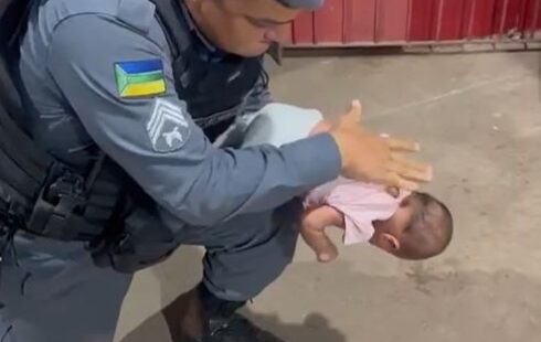 Choro de alívio: PMs salvam bebê inconsciente de engasgamento