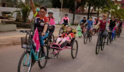 Pedal do amor: mãe adapta triciclo para filha com paralisia cerebral sentir ‘liberdade sobre rodas’