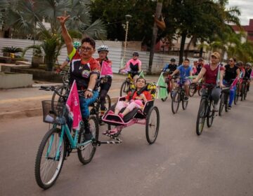 Pedal do amor: mãe adapta triciclo para filha com paralisia cerebral sentir ‘liberdade sobre rodas’