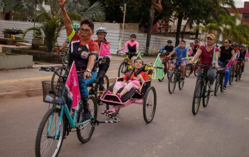 Pedal do amor: mãe adapta triciclo para filha com paralisia cerebral sentir ‘liberdade sobre rodas’