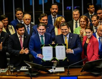 Emenda Constitucional que promete alívio financeiro a estados e municípios é promulgada