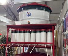 Indígena apresenta purificador de água com carvão de açaí e calçados de látex na Expofeira