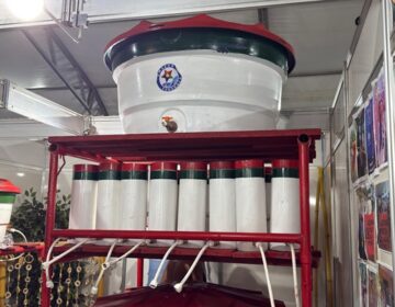 Indígena apresenta purificador de água com carvão de açaí e calçados de látex na Expofeira