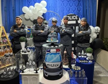 Admirador da PM recebe surpresa de policiais em aniversário de 4 anos