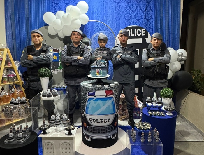 Admirador da PM recebe surpresa de policiais em aniversário de 4 anos