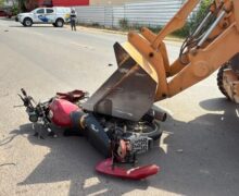 Motociclista é arremessado a mais de 10 metros em acidente com retroescavadeira