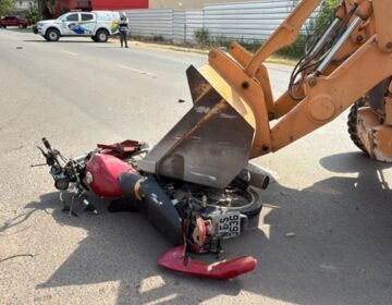 Motociclista é arremessado a mais de 10 metros em acidente com retroescavadeira