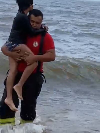 Mãe entra na água para salvar o filho, mas acaba morrendo afogada