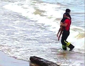 Mãe entra na água para salvar o filho, mas acaba morrendo afogada