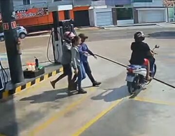 Dupla armada invade posto, rende funcionários e foge com dinheiro e celulares