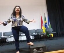 Direção apaga luzes do teatro municipal durante protesto de artista