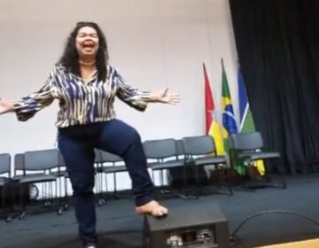 Direção apaga luzes do teatro municipal durante protesto de artista