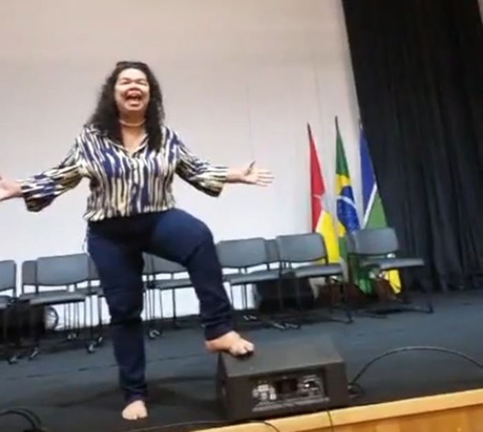 Direção apaga luzes do teatro municipal durante protesto de artista
