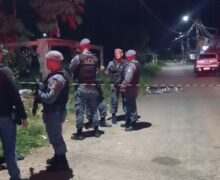 Criminosos retiram corpo de carro e deixam no meio da rua
