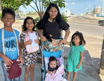 Crianças distribuem cartas na rua pedindo apoio para estudar, comer e vestir