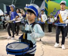 Garoto de 7 anos rouba a cena tocando tarol em desfile da Pátria