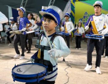 Garoto de 7 anos rouba a cena tocando tarol em desfile da Pátria