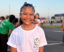 Em desfile cívico, menina espalha esperança e fé: ‘Deus sempre te ama’