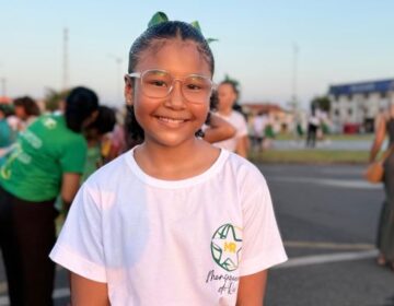 Em desfile cívico, menina espalha esperança e fé: ‘Deus sempre te ama’