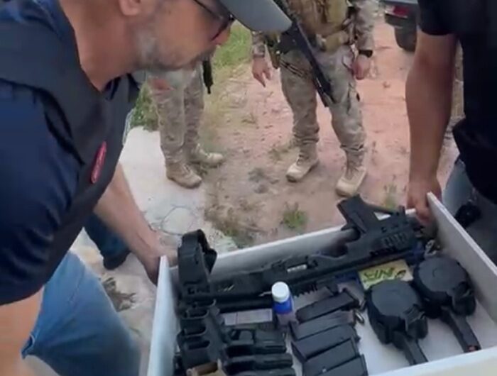 30 e 50 tiros: miniarsenal apreendido em condomínio tinha armas com poder de fogo elevado