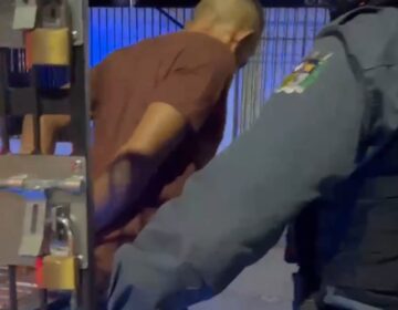 Homem é preso vendendo drogas em frente à escola militar