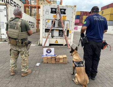 Cadela da polícia encontra 30 kg de cocaína em carga de açaí