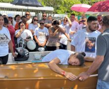 Personal trainer assassinado é sepultado sob aplausos e clamor por justiça em Macapá