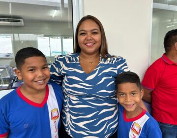 “Agora meus filhos estudam juntos”: mães celebram reinauguração da Escola Maria Catarina