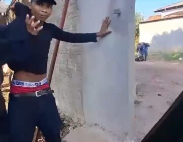 Conhecido como ‘Frango’, suspeito de roubo e tráfico se agarra à mãe, mas acaba preso