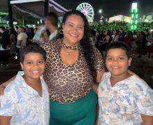 Mãe agradece por ‘milagre dos gêmeos’ em parto difícil na noite gospel da Expofeira