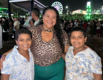 Mãe agradece por ‘milagre dos gêmeos’ em parto difícil na noite gospel da Expofeira