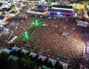 Com homenagem a Marília Mendonça diante de multidão, show de Henrique e Juliano marca história da Expofeira