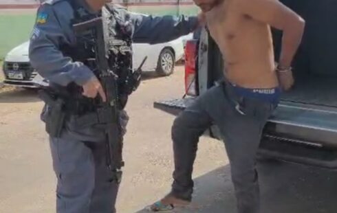 Ao se deparar com a PM, ex-detento abandona televisão em via pública, mas acaba preso