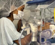 Após dar à luz mesmo intubada, mãe vê luta da filha para sobreviver na UTI