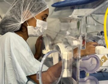 Após dar à luz mesmo intubada, mãe vê luta da filha para sobreviver na UTI