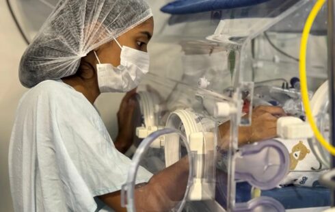 Após dar à luz mesmo intubada, mãe vê luta da filha para sobreviver na UTI