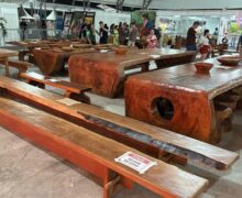 Mesa de 1 tonelada esculpida por ribeirinhos artesãos mobilizou 21 homens e 1 guindaste para chegar à Expofeira