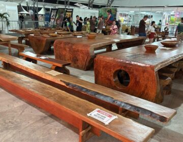 Mesa de 1 tonelada esculpida por ribeirinhos artesãos mobilizou 21 homens e 1 guindaste para chegar à Expofeira
