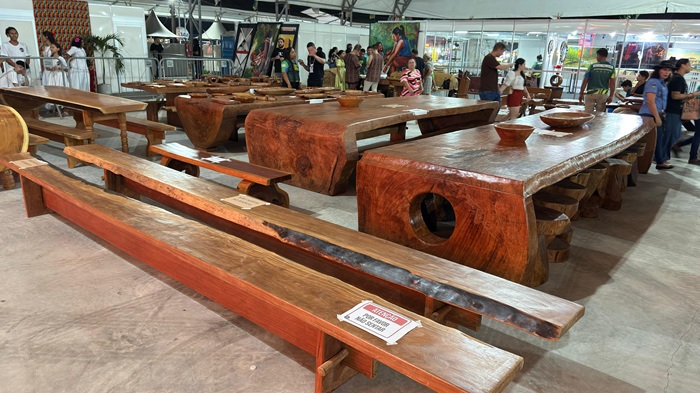 Mesa de 1 tonelada esculpida por ribeirinhos artesãos mobilizou 21 homens e 1 guindaste para chegar à Expofeira