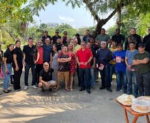 Motoristas da Muvi10 têm café da manhã ao ar livre em praça ícone de Macapá