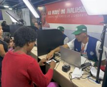 Barco ancorado no Pirativa leva documentos e serviços a moradores de áreas isoladas