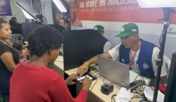 Barco ancorado no Pirativa leva documentos e serviços a moradores de áreas isoladas