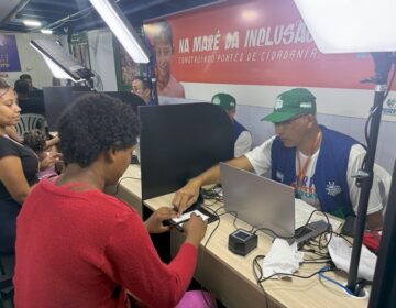 Barco ancorado no Pirativa leva documentos e serviços a moradores de áreas isoladas