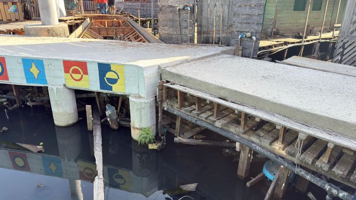 Passarelas do governo e prefeitura se encontram escancarando contrastes