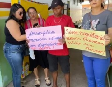 Crianças de escola municipal enfrentam calor, falta de cadeiras e aluguel atrasado; pais protestam