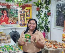 De feirante à empresária: ex-moradora de área de ponte faz sucesso com biscoitos de castanha