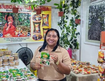 De feirante à empresária: ex-moradora de área de ponte faz sucesso com biscoitos de castanha
